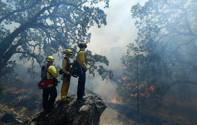 Illustration for article titled California Burning: Dramatic Photos Of Firefighters In Action